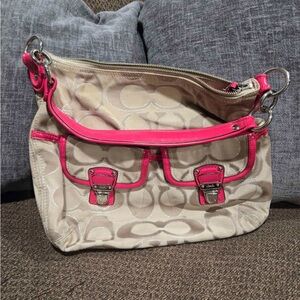 Coach Daisy Signature Pocket Hobo bag in light khaki canvas 🌸